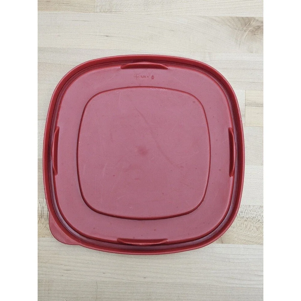 Rubbermaid 7J70 Easy Find Red Square Plastic Cover 9